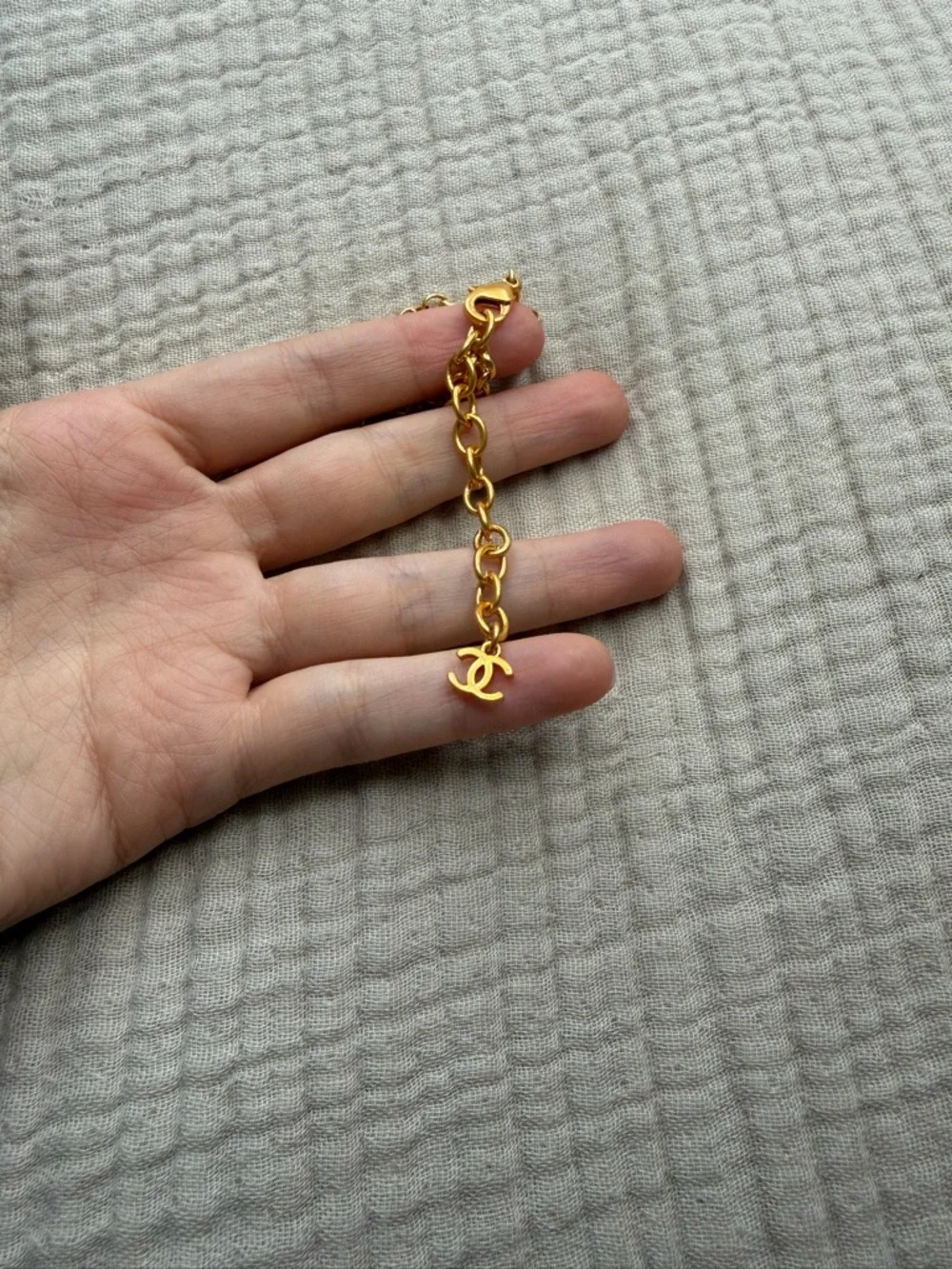 💚Vintage CHANEL Gold-Tone Necklace with Pale Green Cabochon✨ - Picture 12 of 12